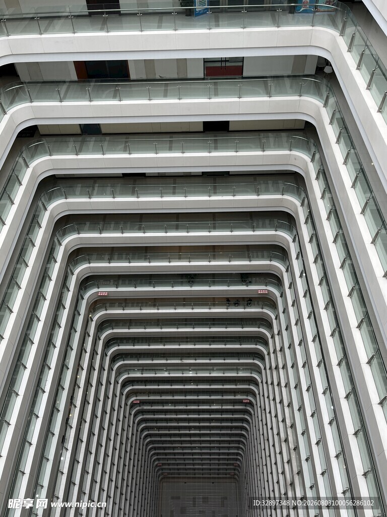 摩天大楼间的深邃建筑通道