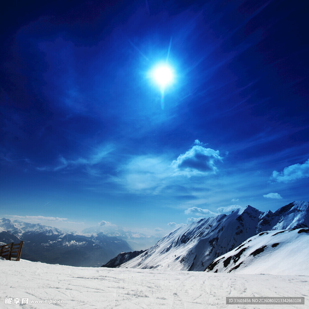 雪山夜空下的璀璨明月