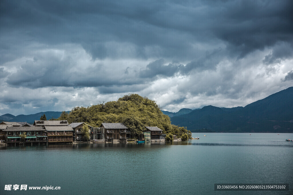 湖畔村落云雾缭绕之景