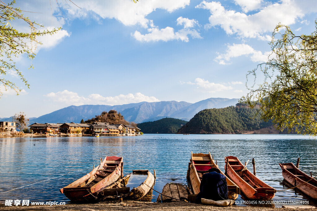 湖畔小船与远山美景