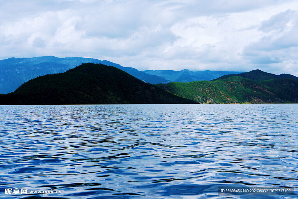 碧波青山间的秀丽湖景