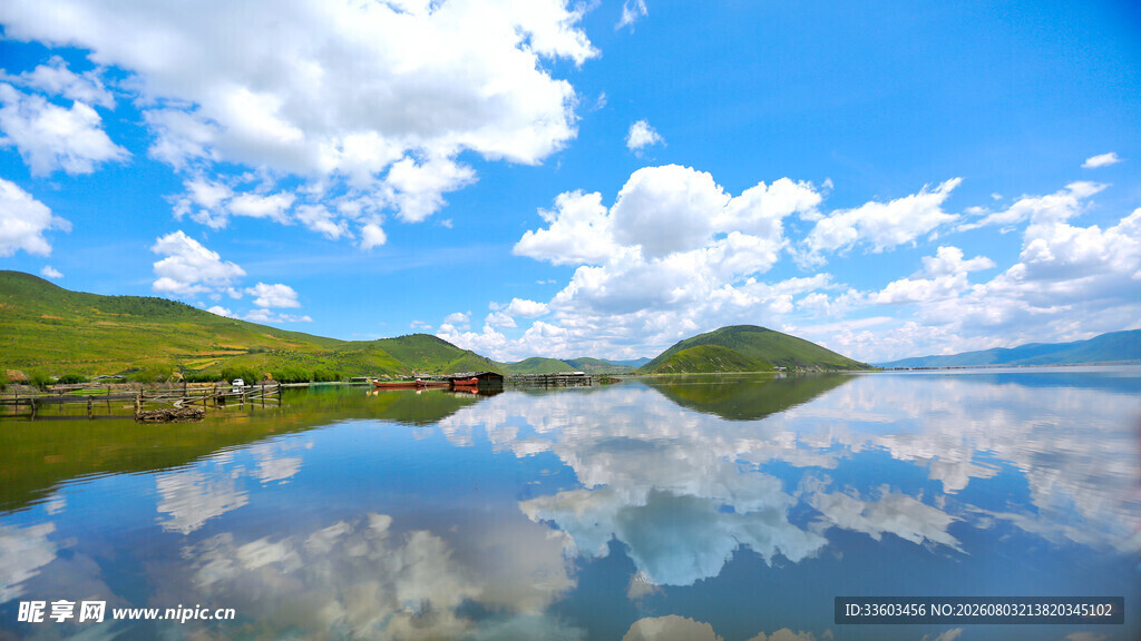 宁静湖景山峦倒映