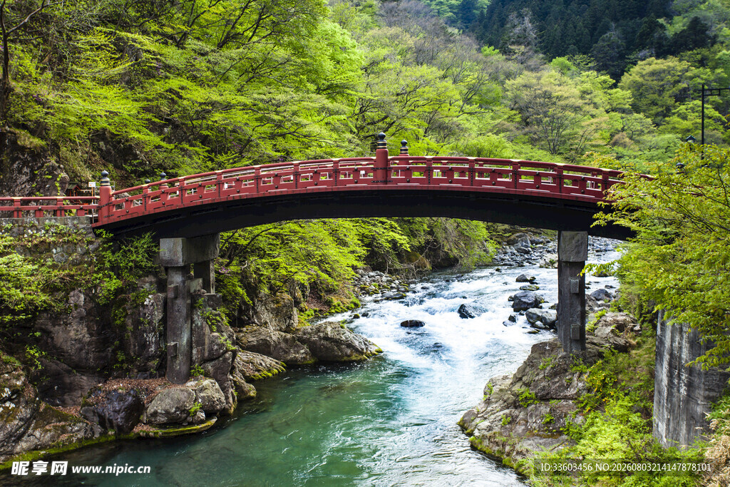 山间红桥横跨潺潺溪流