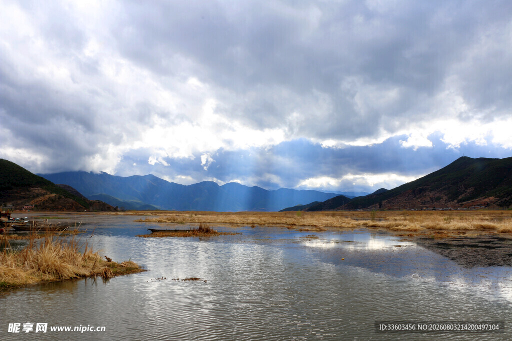湖畔山川云遮雾绕之景