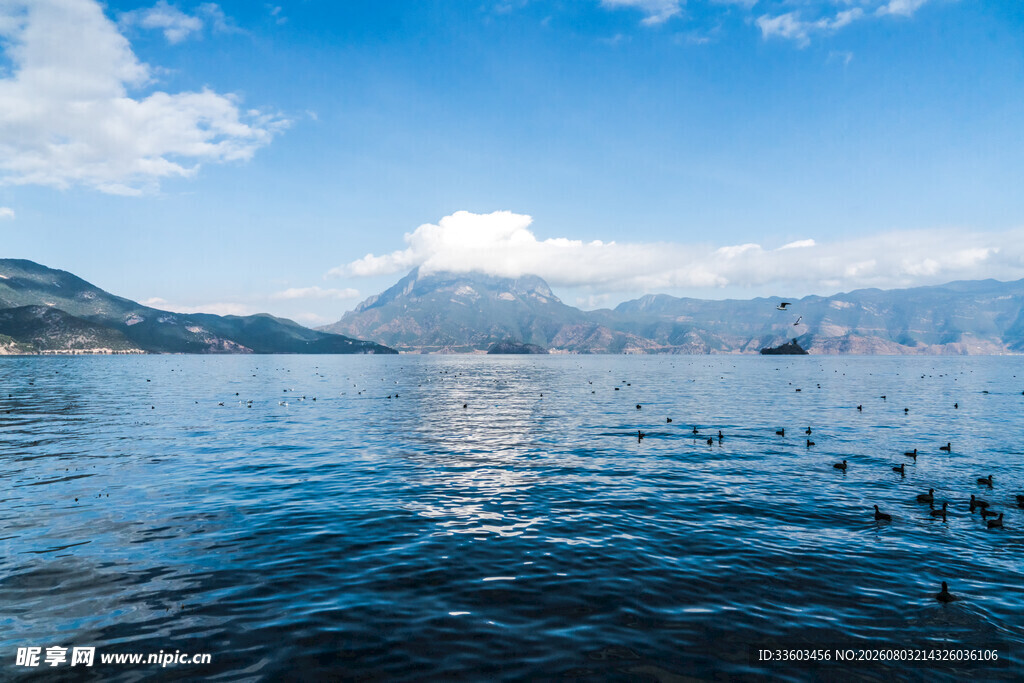 宁静湖景与远处山峦