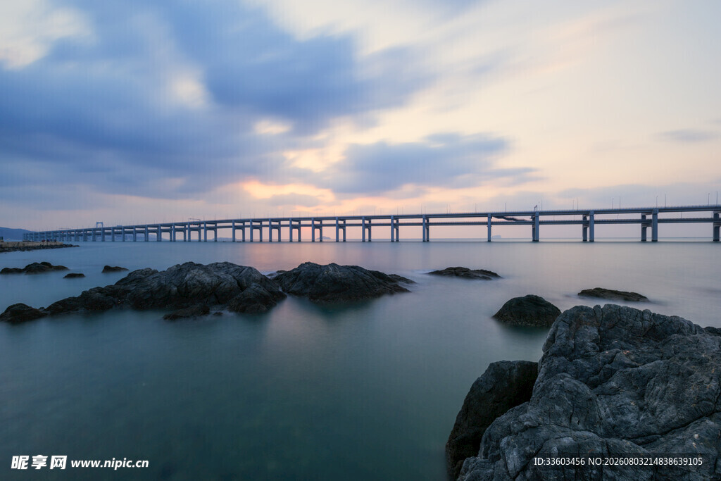 海上长桥伴日暮美景
