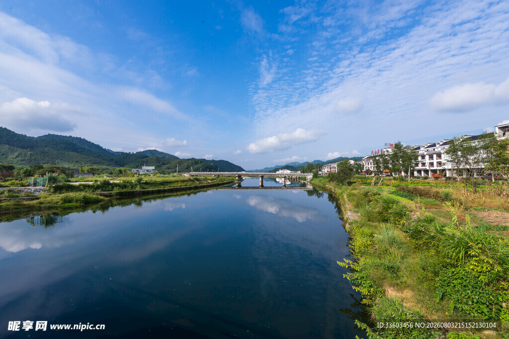 河畔风光山水相依美景