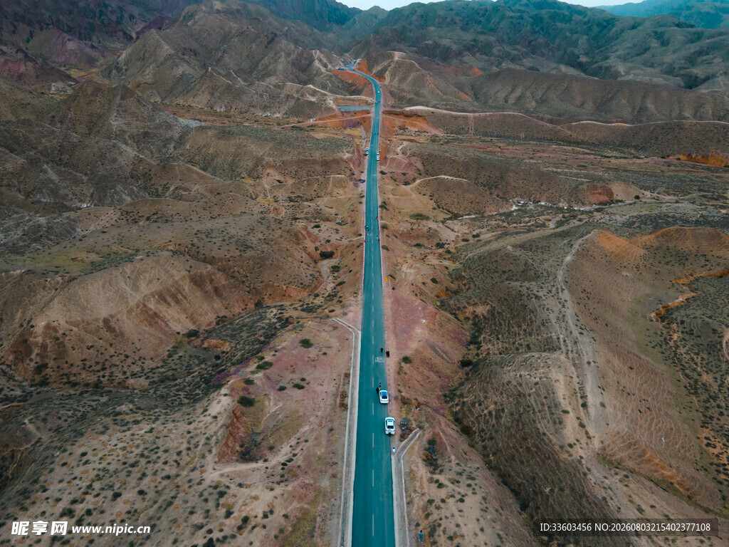 航拍山间蜿蜒公路