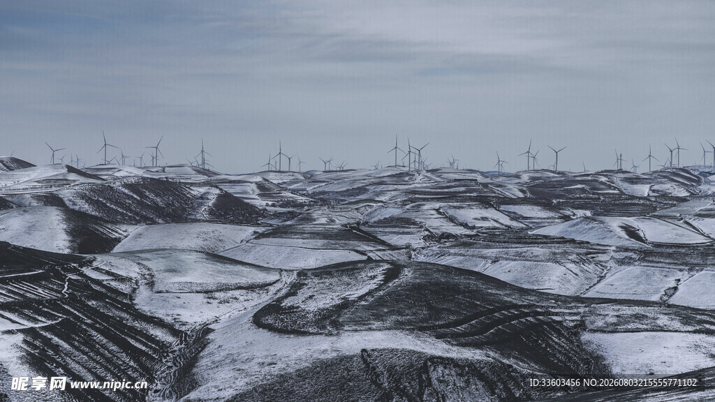 冬日雪覆丘陵美景