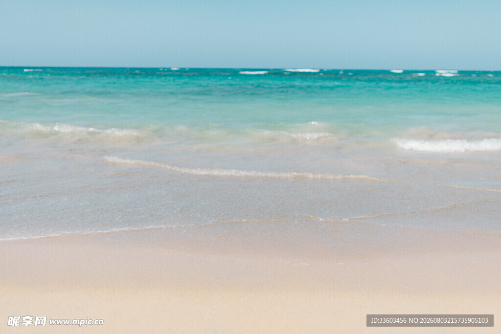 美丽海滩清澈海水与细沙