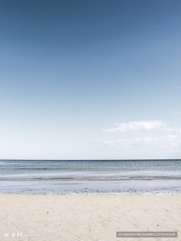 宁静海滩蓝天碧海美景