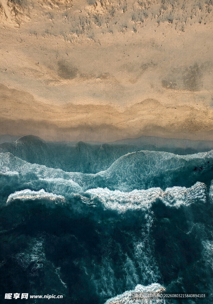 汹涌海浪与壮丽天空景观