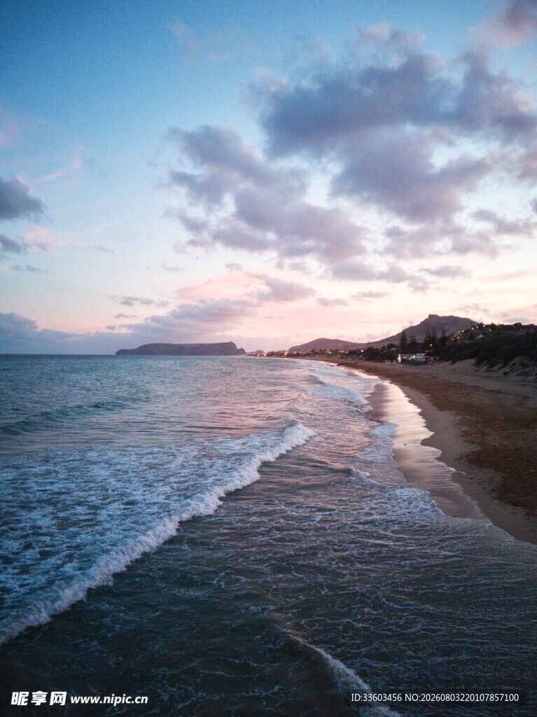 海边日落美景海浪轻拍沙滩