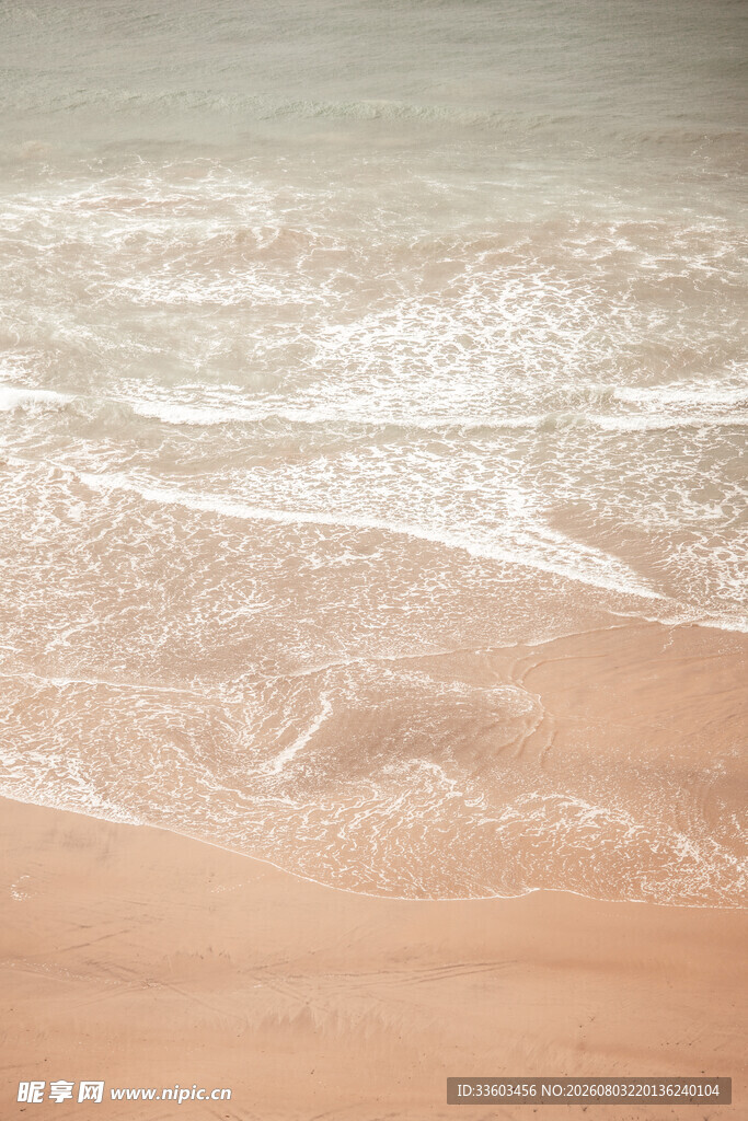 沙滩海浪的温柔瞬间