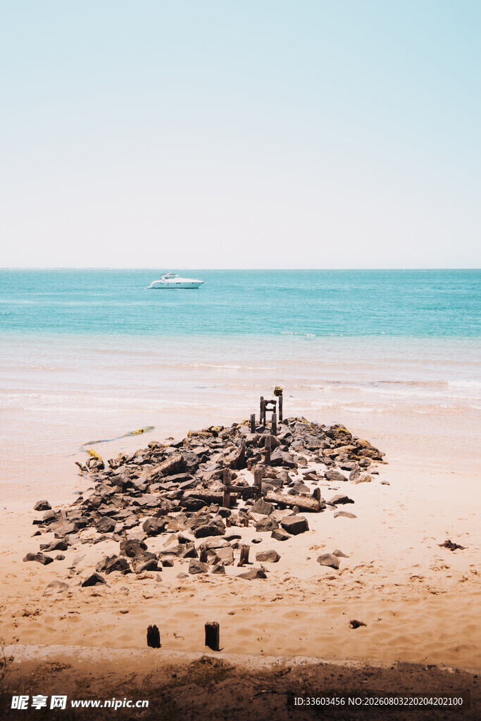 海滩上的残骸遗迹