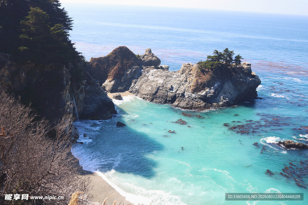 海岸美景碧蓝海水与礁石