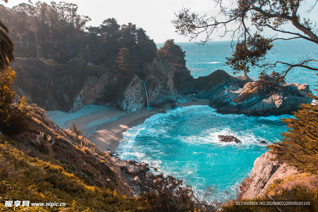 海岸美景湛蓝海水与嶙峋山石