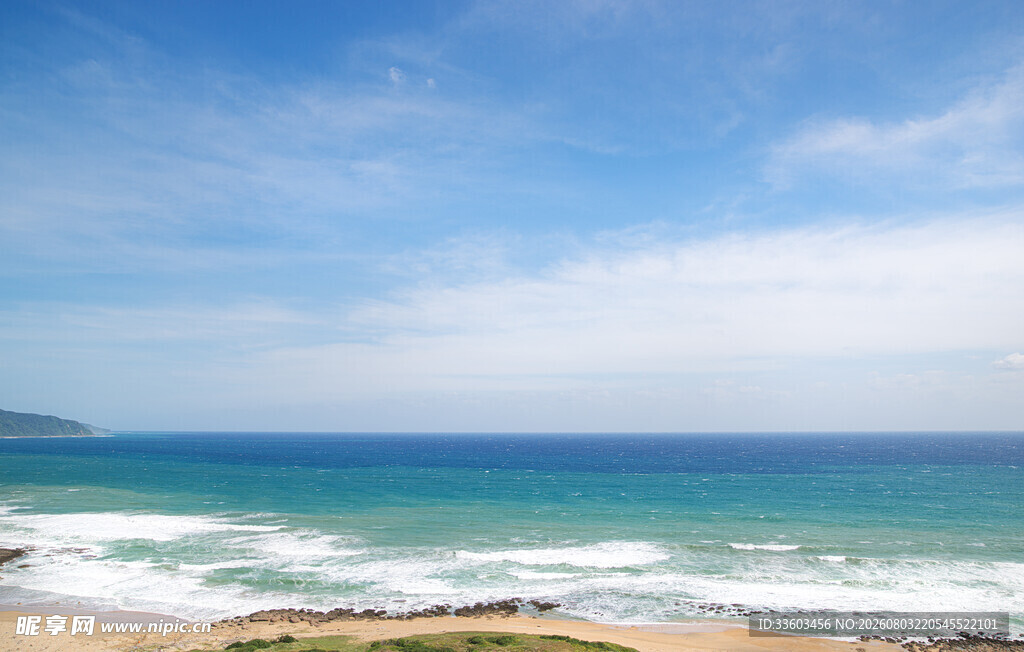 海边美景蔚蓝大海与浪花