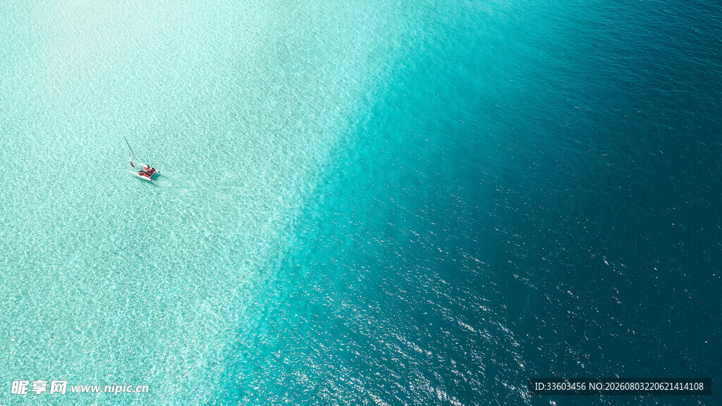 海上孤舟碧海蓝天之景