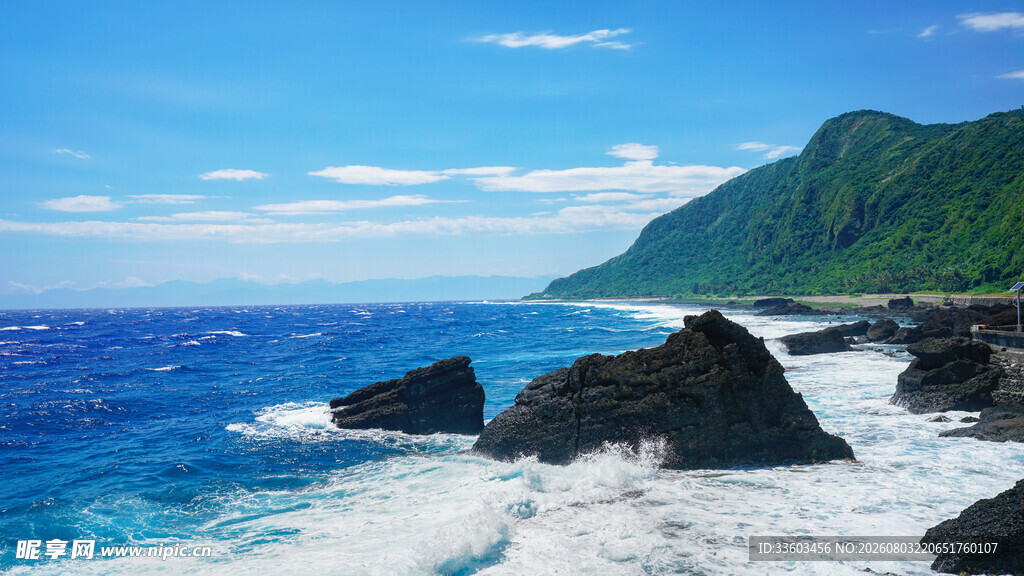 海边礁石与青山碧海风光