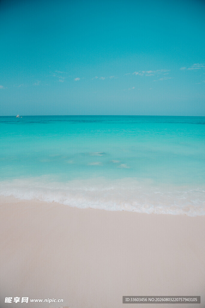 美丽沙滩与湛蓝海水