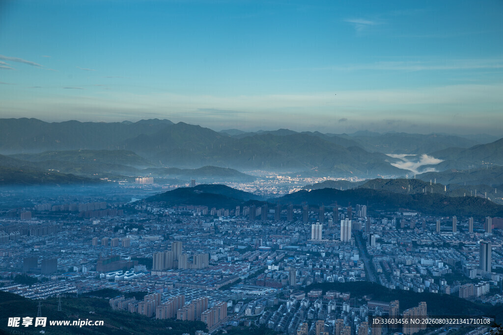 俯瞰城市与远山美景