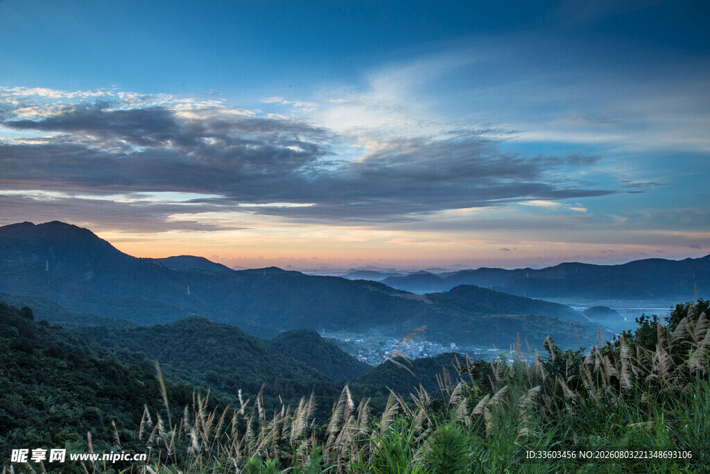 山间晨曦美景