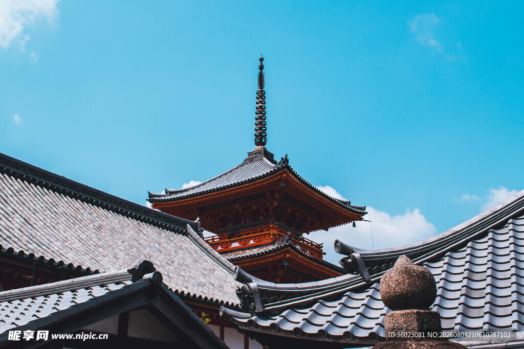 日式古建筑屋顶与塔楼