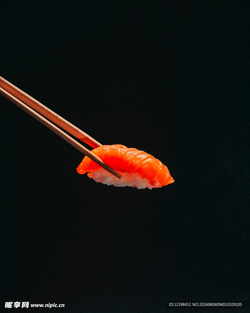 筷子夹着的鲜嫩三文鱼