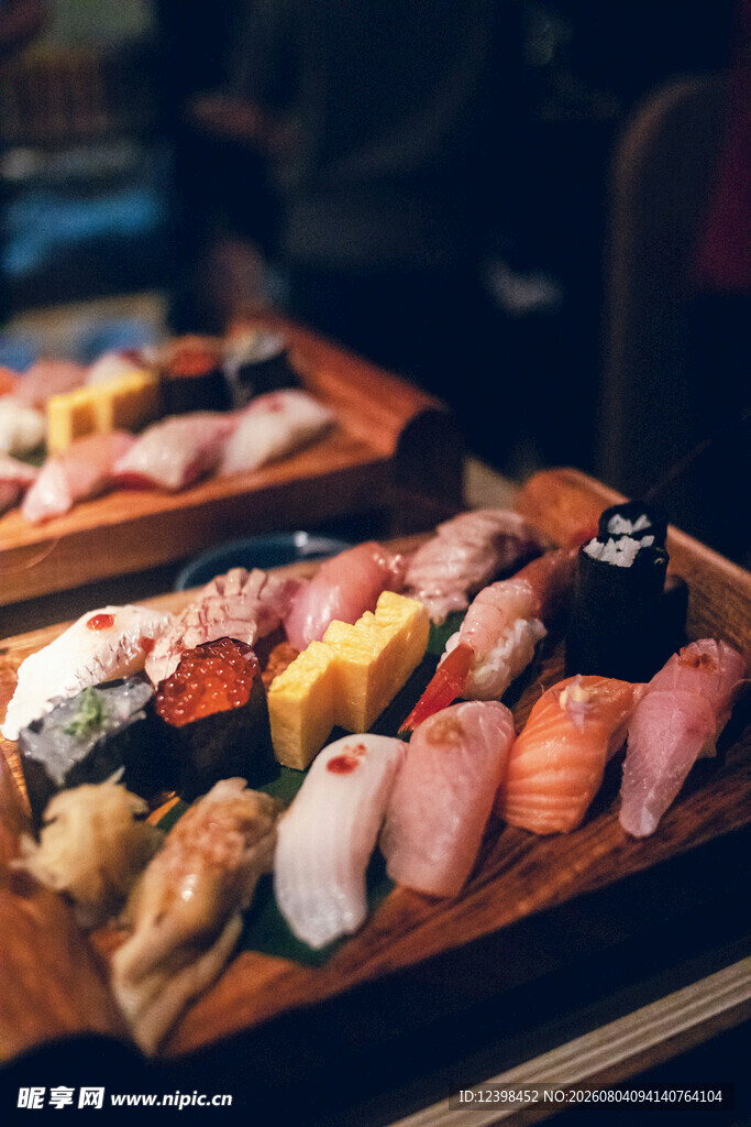 多样寿司拼盘展示