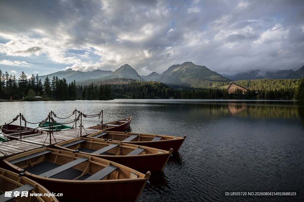 湖畔停泊的船只与远山美景