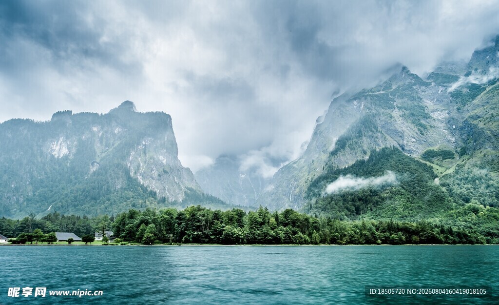 山水相依的静谧湖景
