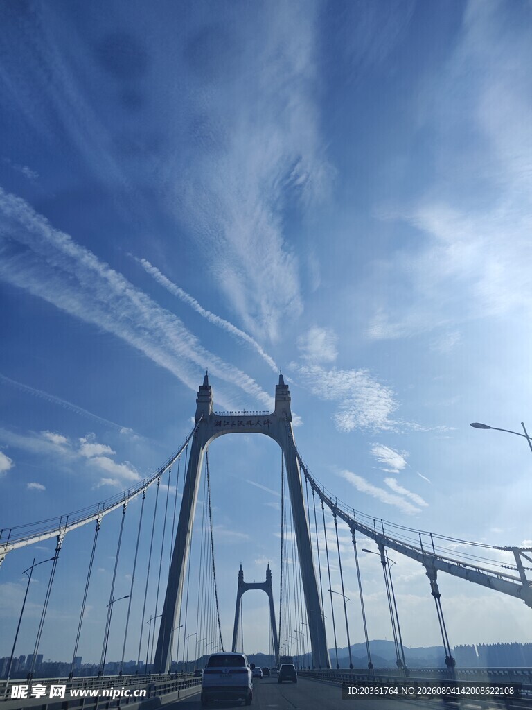 宏伟悬索桥横跨天际