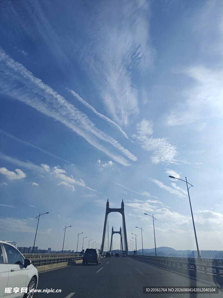 大桥风光下的公路景象