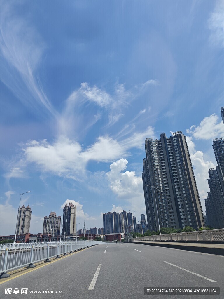城市公路与高楼蓝天景致