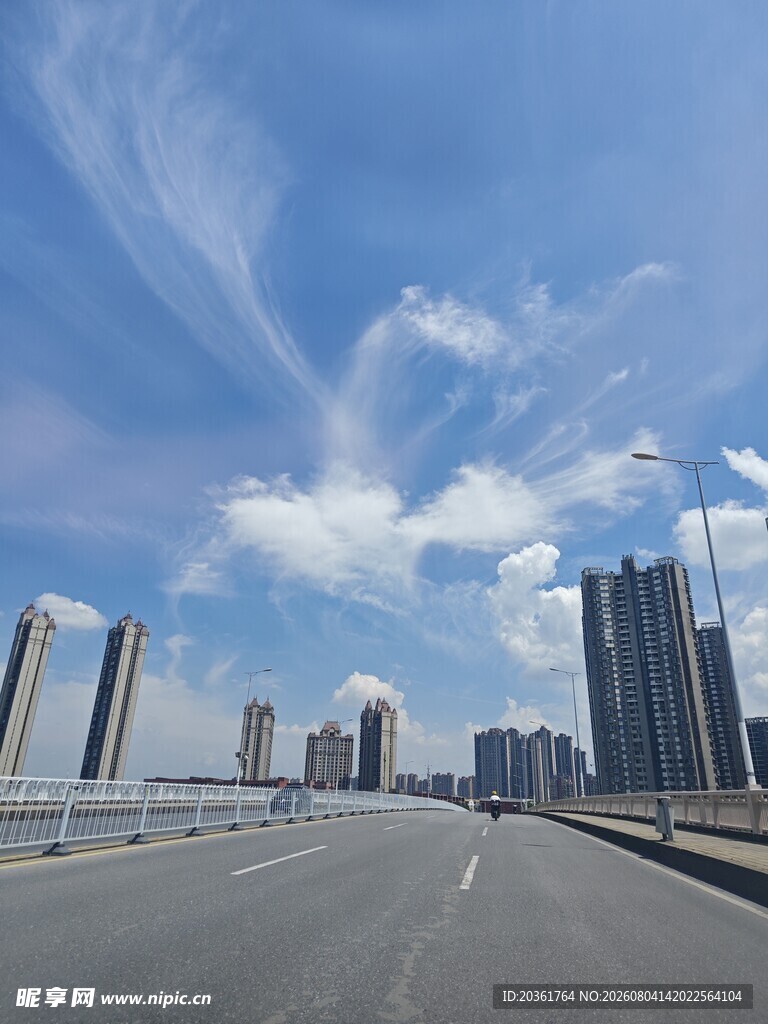 城市道路与天际线景观