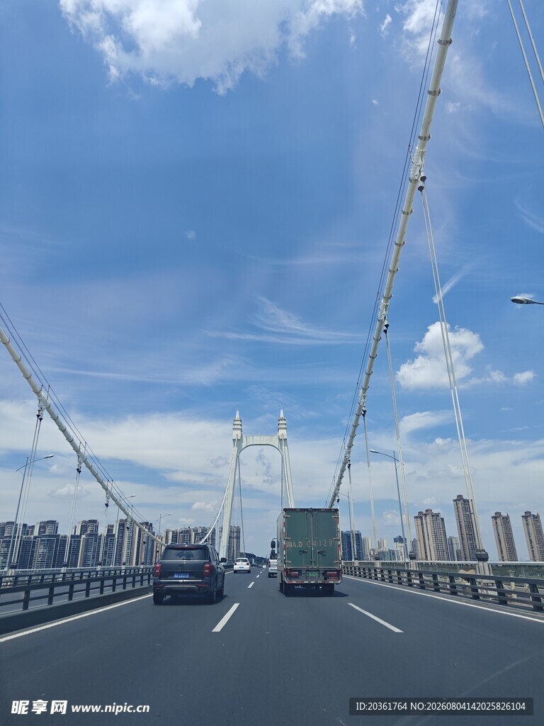 城市大桥上的行驶车辆