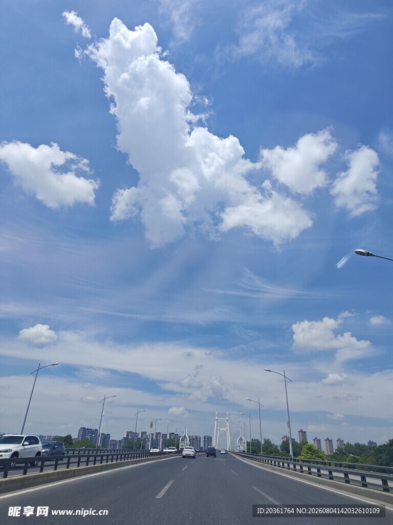 宽阔公路上的蓝天白云