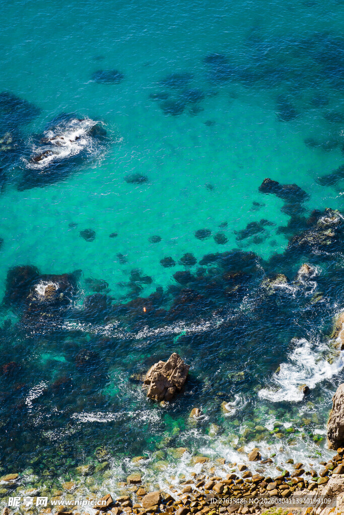 碧海礁石迷人海岸风光