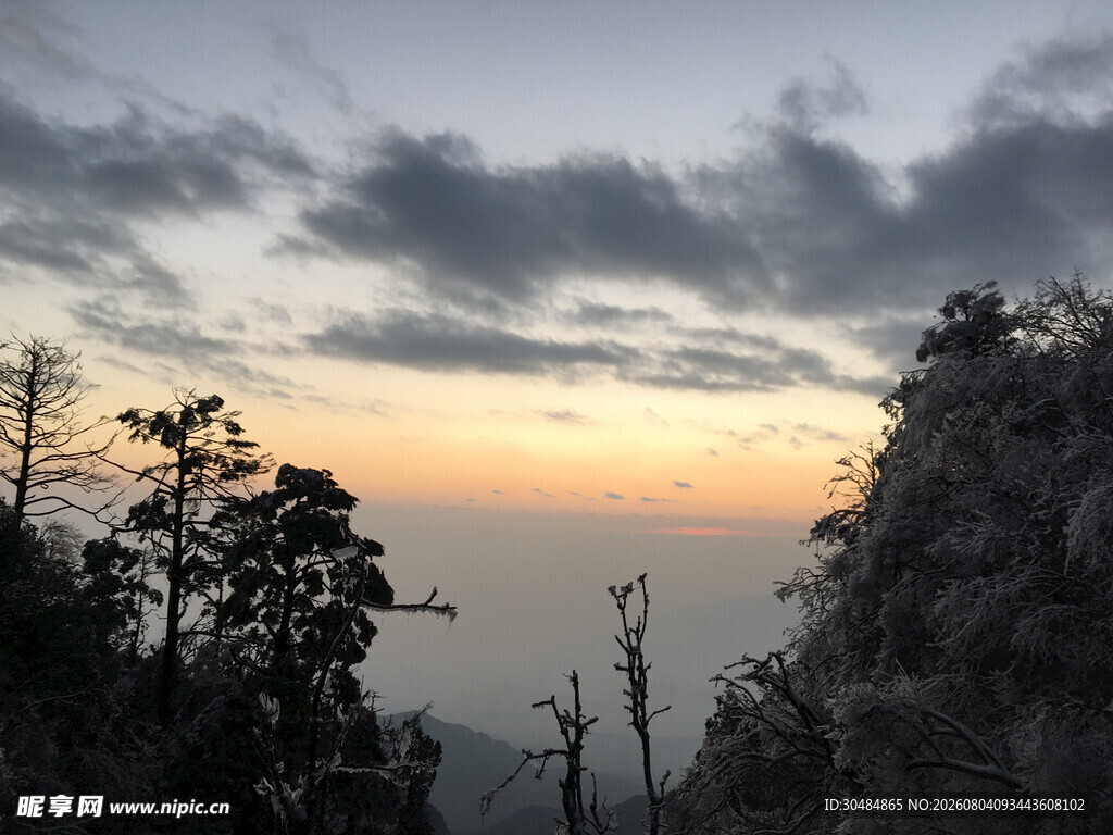 峨眉山黄昏景色