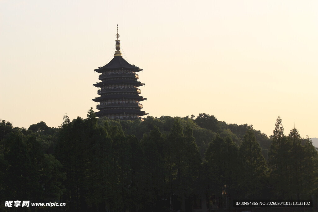 黄昏中的雷峰塔