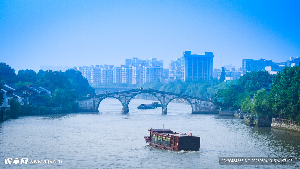 城市河畔美景与船只