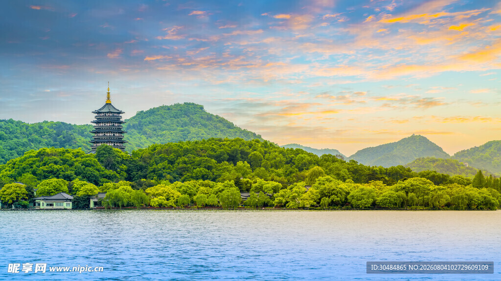 西湖美景中的古塔与山水