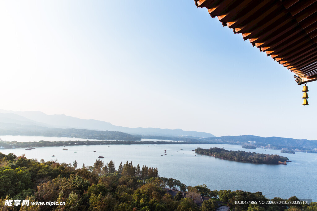 杭州西湖龙头屋檐湖中岛