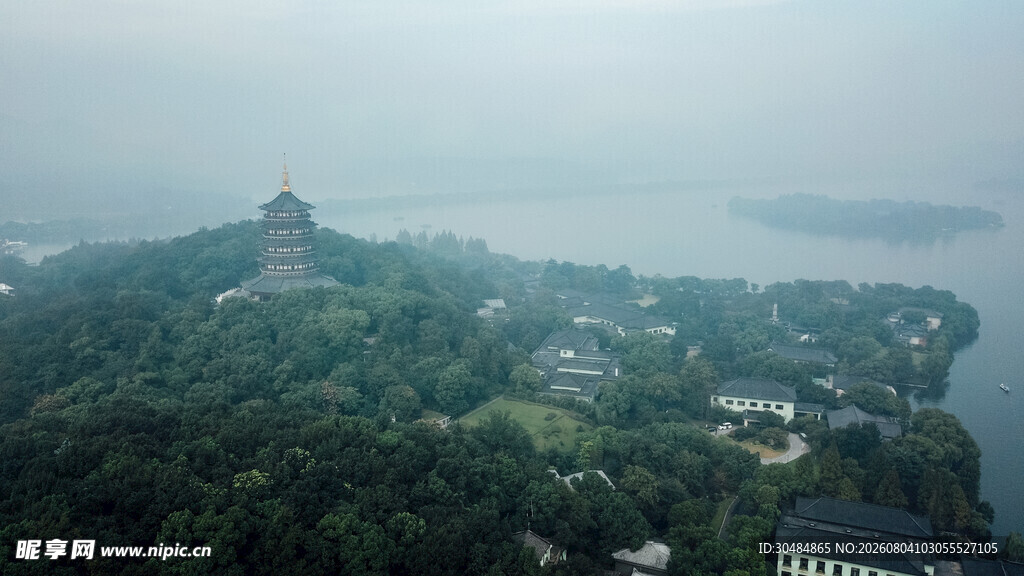 西湖美景中的雷峰塔