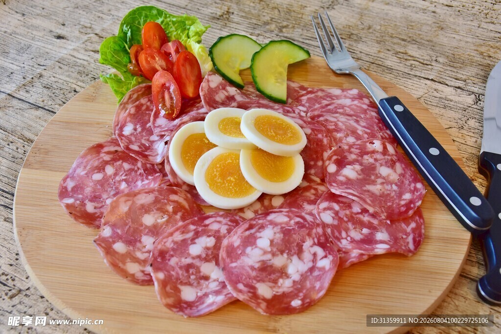 美味拼盘多样肉类与配菜