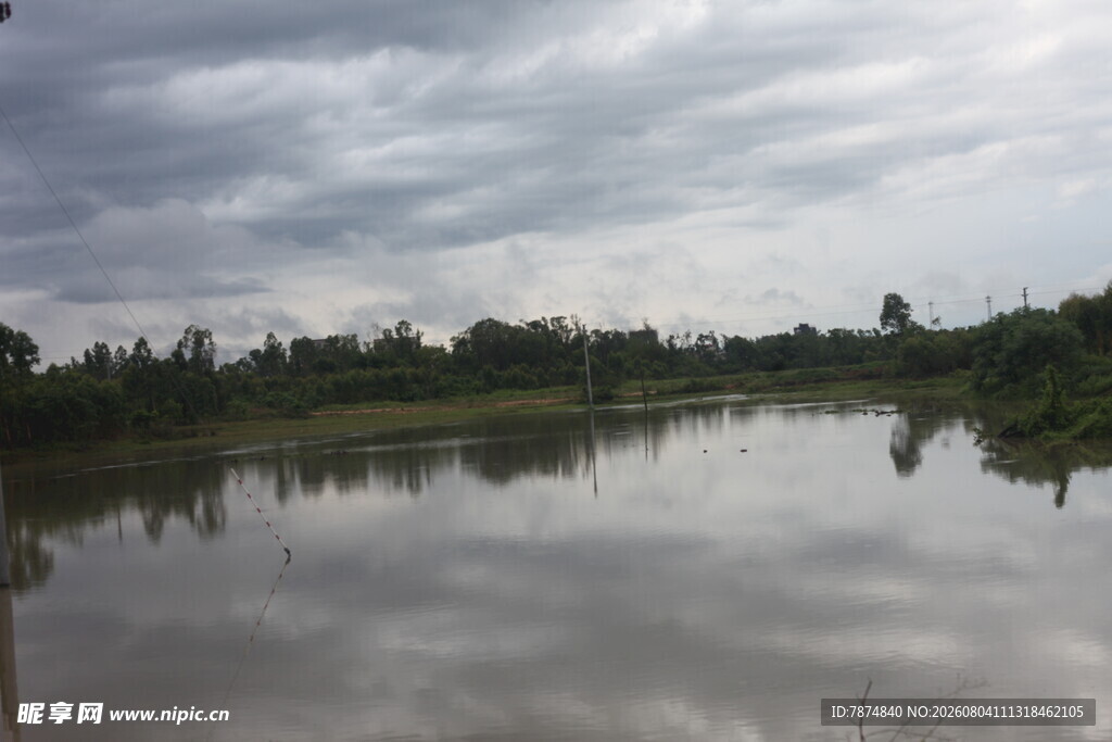宁静湖畔风景