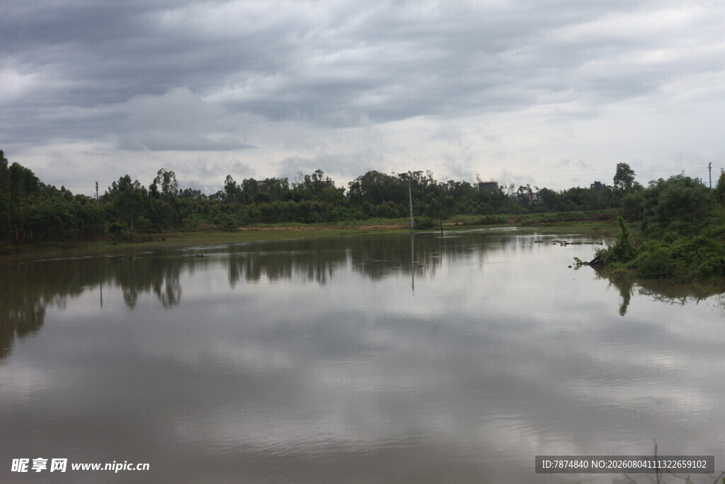 宁静河畔风景
