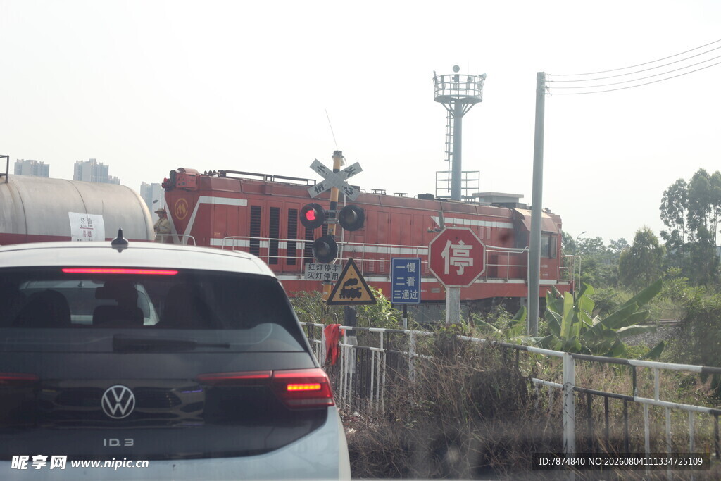 道路旁的红色工程车辆