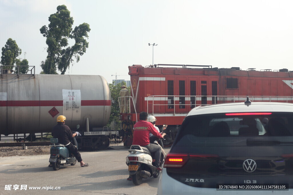 道路上的车辆与油罐车